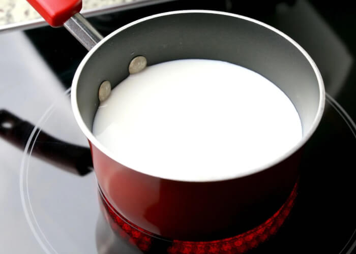 В отдельной кастрюльке нагрейте кефир до температуры 40 градусов, добавьте к молоку и тщательно перемешайте.