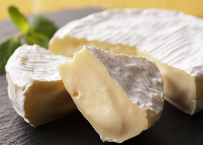 Популярные сорта сыров с белой плесенью