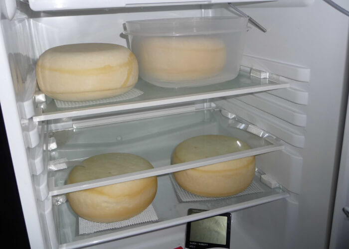 Поместите сыр в холодильник примерно на 2 часа, за это время он должен затвердеть. Старайтесь переворачивать сырную головку каждые 30-40 минут.