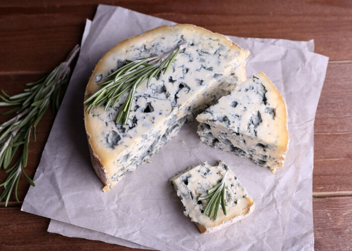 С чем едят сыр с голубой плесенью