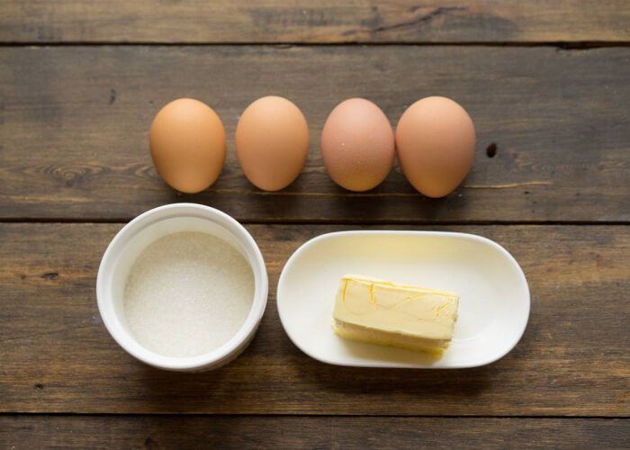 Вбейте в творожную массу яйца и добавьте масло, которое должно быть мягким. Тщательно все перемешайте и поставьте кастрюлю на медленный огонь.
