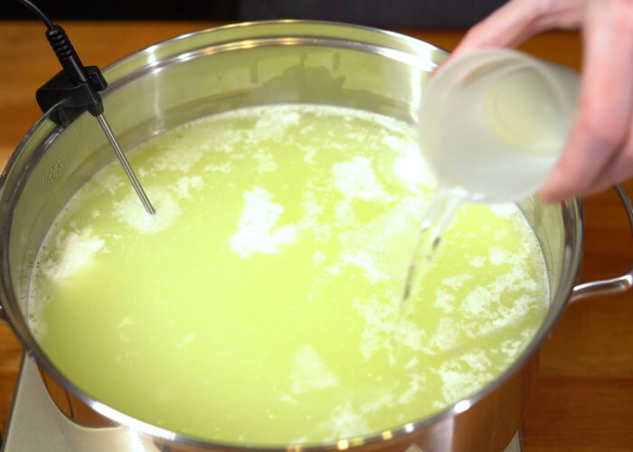 Пока сыр уплотняется, подготовьте солевую заливку так же, как и для сулугуни.