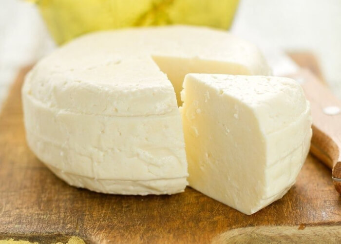 Переложите слегка остывший сыр в пластиковый контейнер, который предварительно следует смазать нерафинированным маслом, и отправьте в холодильник на 10-12 часов. Во время созревания сыра контейнер должен быть плотно закупорен, чтобы внутрь не попадали посторонние запахи. Приятного аппетита!