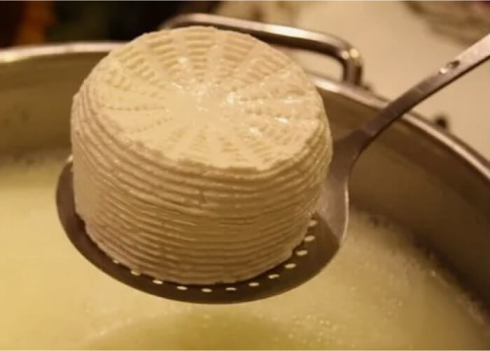 Варить сыр в сыворотке следует около получаса. Степень готовности сыра определяется просто: как только лепешка из сыра всплыла на поверхность, продукт готов. Вытаскивайте его с помощью шумовки, окунайте на пару секунд в холодную воду и выкладывайте на блюдо.