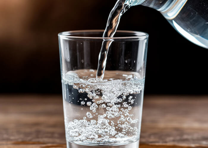 Для того, чтобы получить по-настоящему вкусный козий сыр Шевр, по рецепту нужно развести сычужный фермент в чайной ложке теплой воды, а затем влить в молоко, аккуратно помешивая. Затем смесь нужно оставить при комнатной температуре не менее чем на 10 часов до образования сгустка.